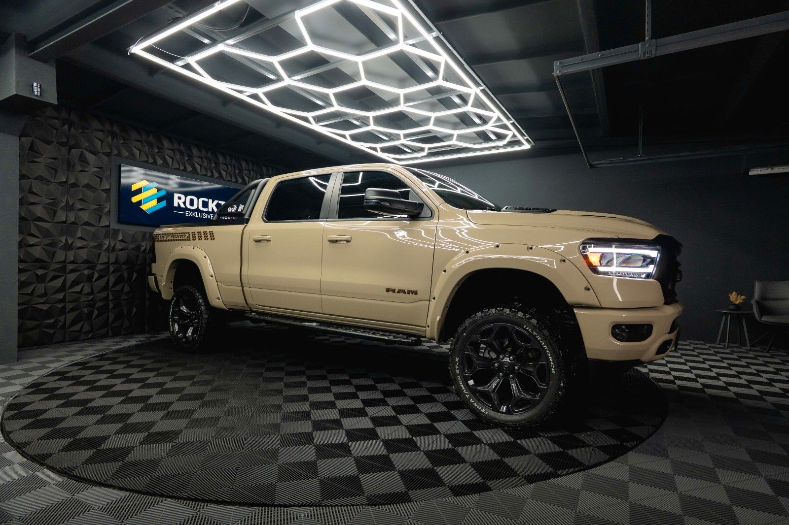 Fahrzeugabbildung Dodge RAM 5.7 V8 HEMI 4x4 OFFROAD LONGBED AXLE LOCK RC