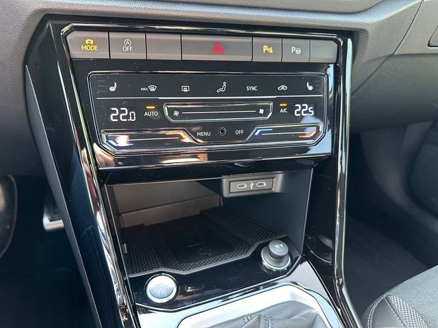Fahrzeugabbildung Volkswagen T-Roc 1.5TSI DSG R-Line LED+SHZ+GJR+NAV+APP