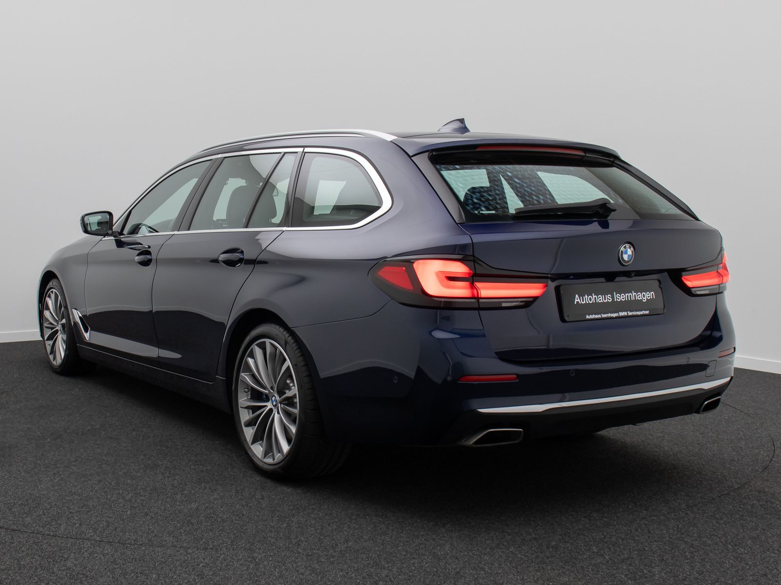 Fahrzeugabbildung BMW 530d xD Luxury Line HUD DAB AHK Panorama H/K 19"