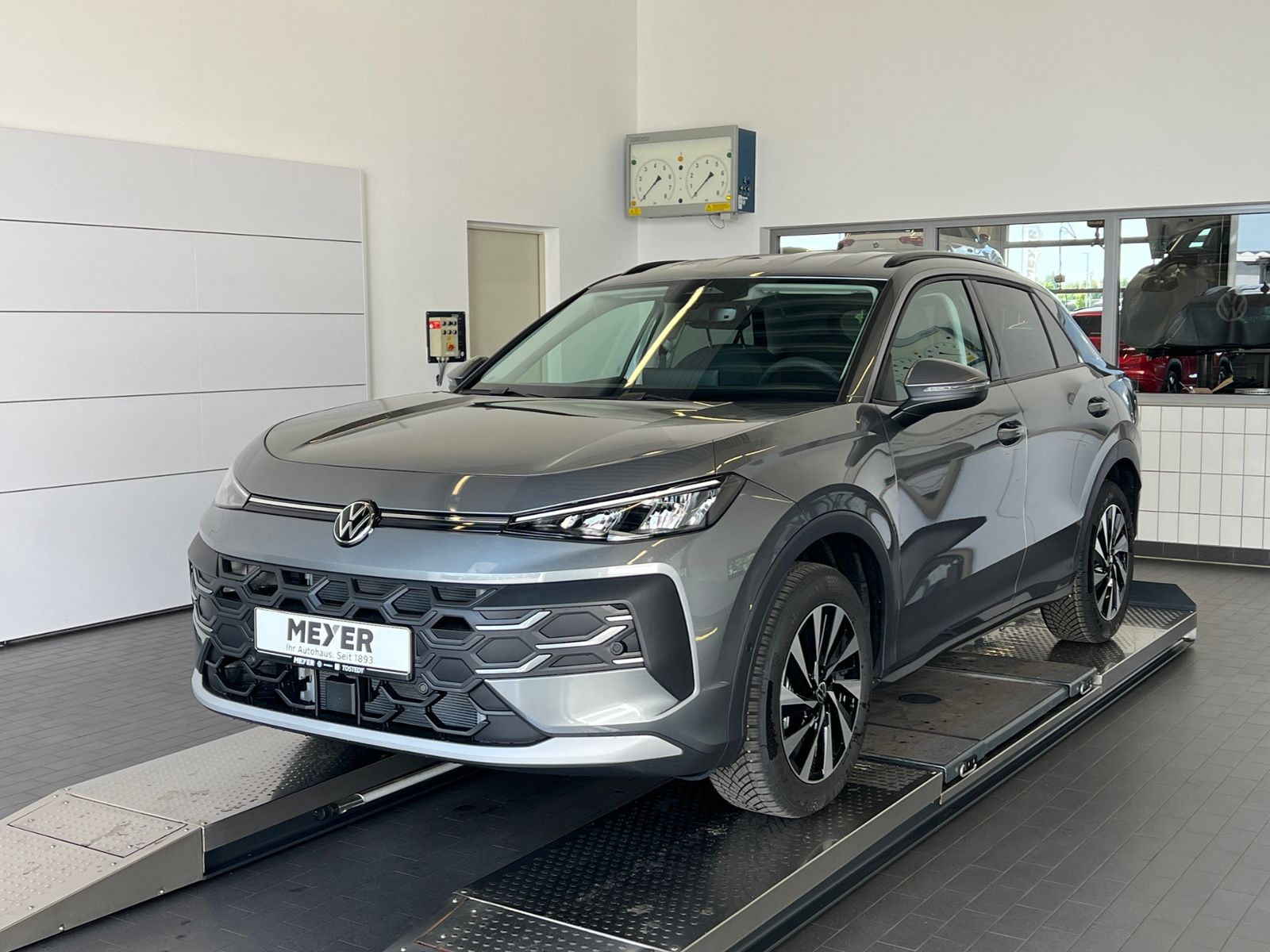Fahrzeugabbildung Volkswagen T-Roc  Life 1.5 eTSI DSG *AHK, Ganzjahresreifen,