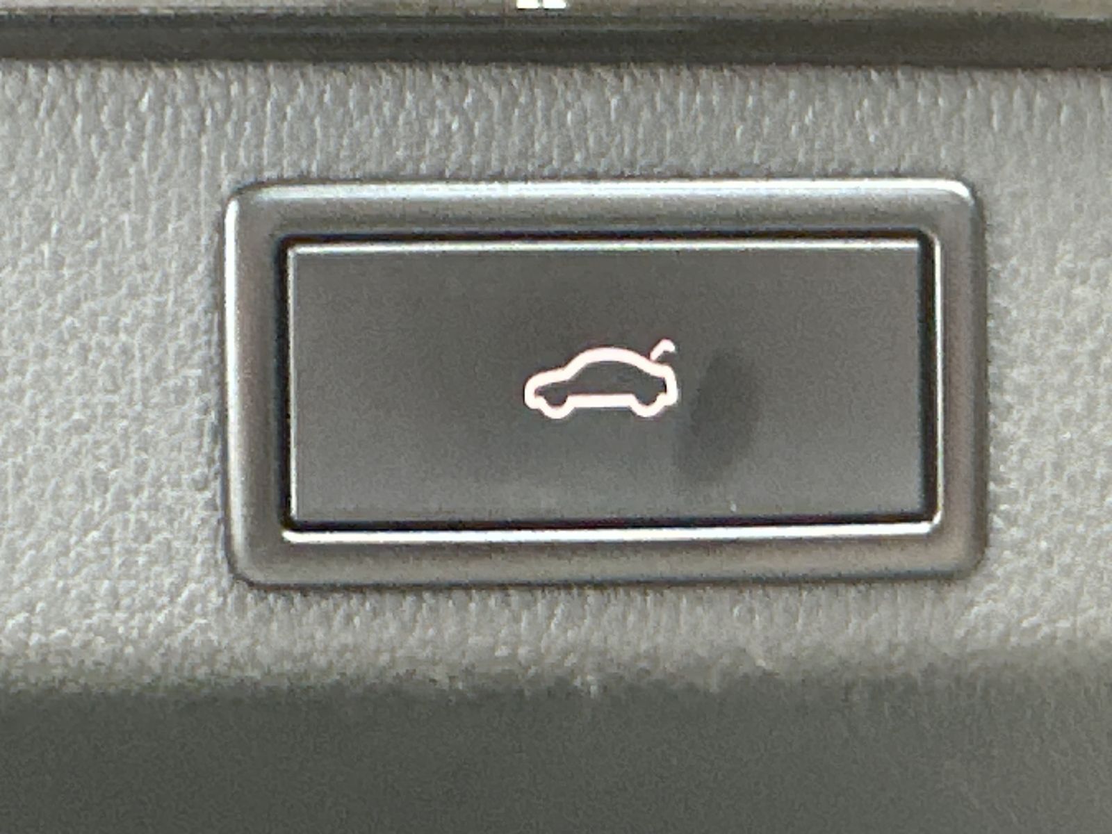 Fahrzeugabbildung SKODA Superb Combi 2.0 TDI DSG L&K NAV+LED+PANO+CANTON