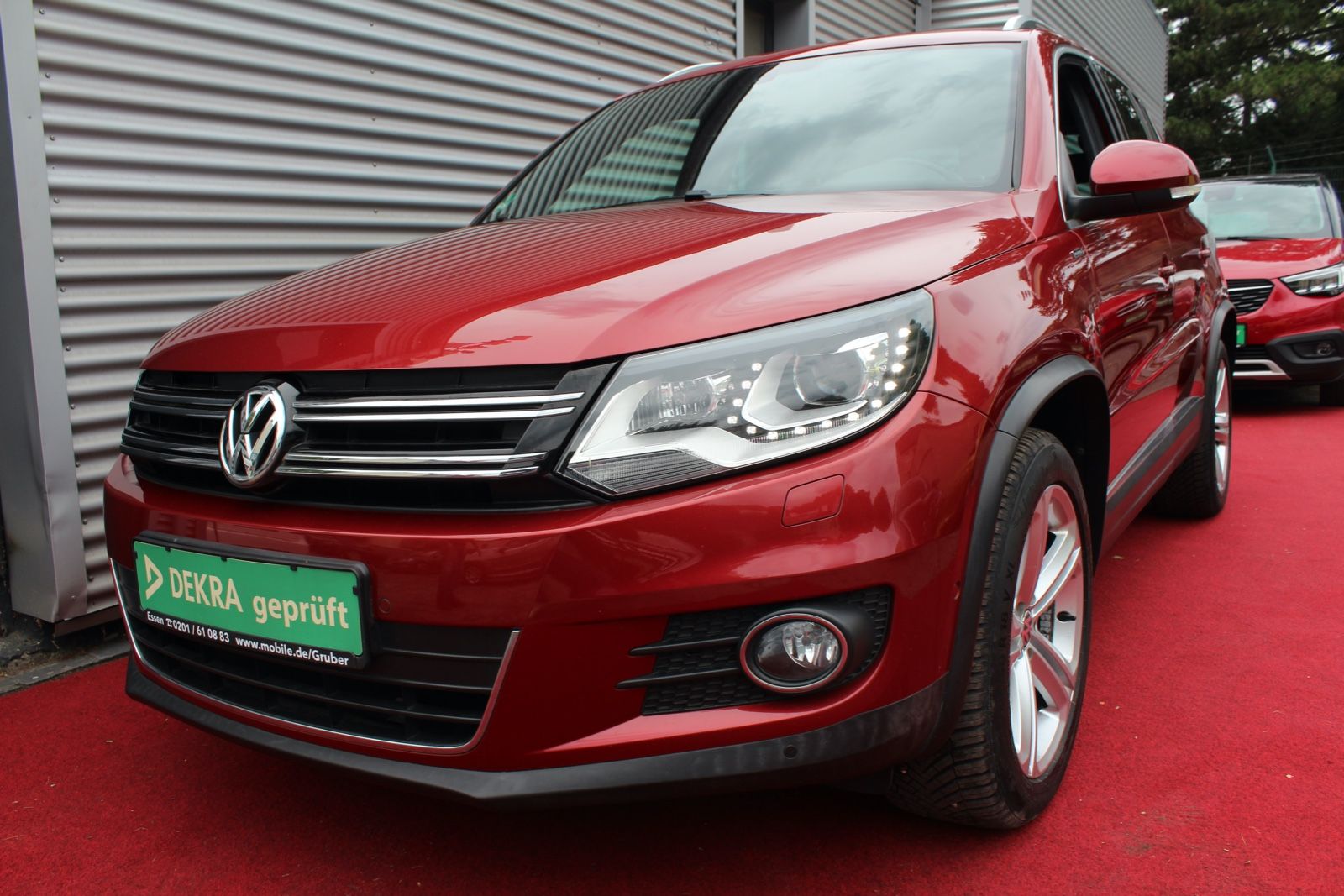 Volkswagen Tiguan - 1