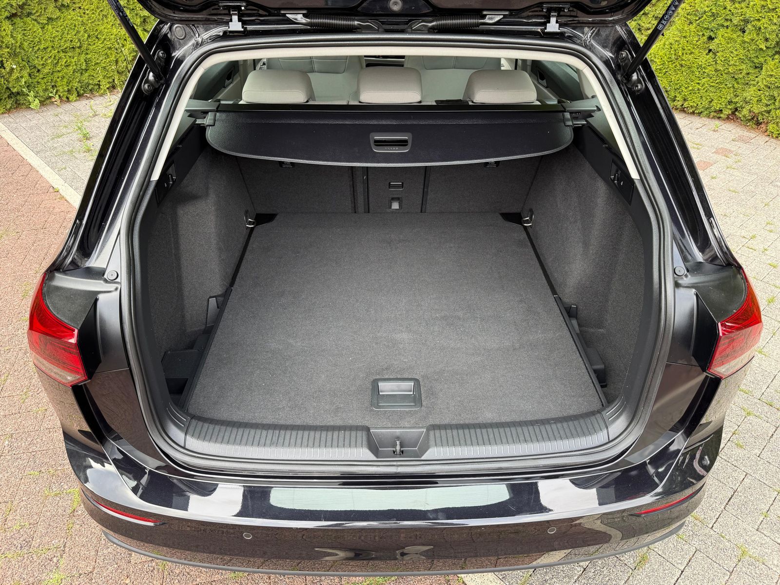Fahrzeugabbildung Volkswagen Golf 2.0 TDI Life LED+NAVI+SHZ+AMBI+ACC+CARPLAY