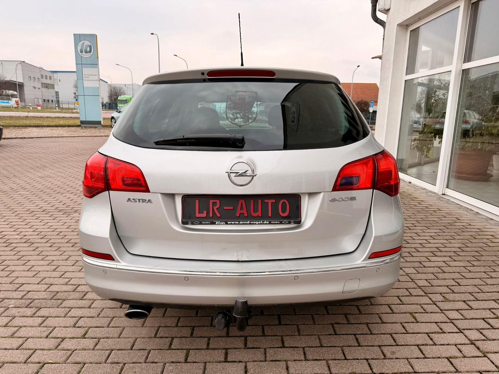 Opel Astra 2013 — interior