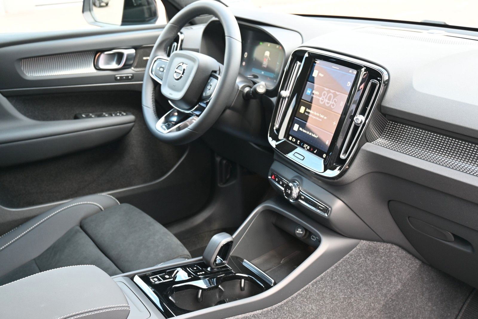 Fahrzeugabbildung Volvo XC40 B4 DKG Plus Dark*FSHZG*H&K*BLIS*ACC*AHK