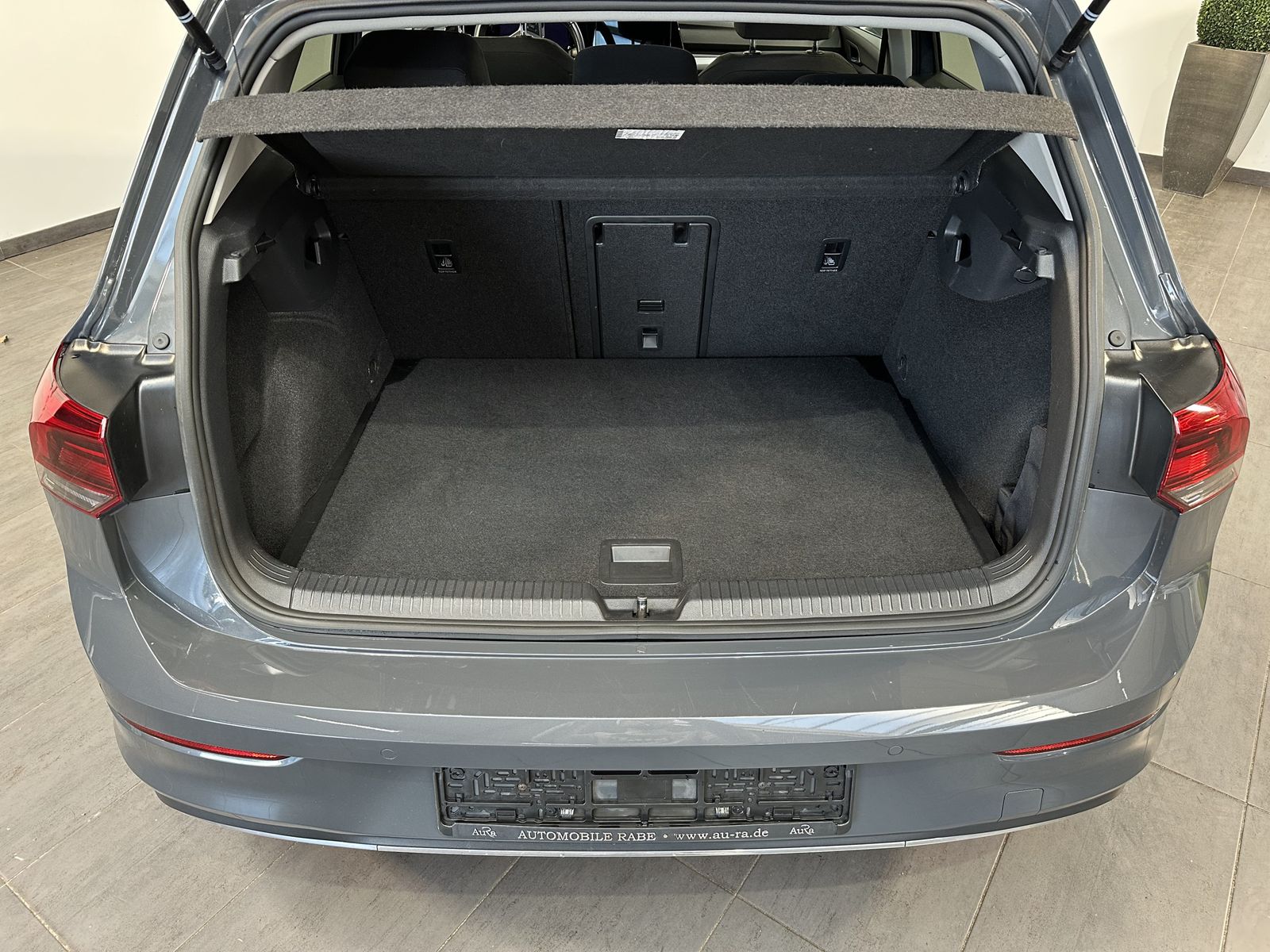 Fahrzeugabbildung Volkswagen Golf VIII 1.5 eTSI Active NAV+LED+PLA+17ZOLL+1HD