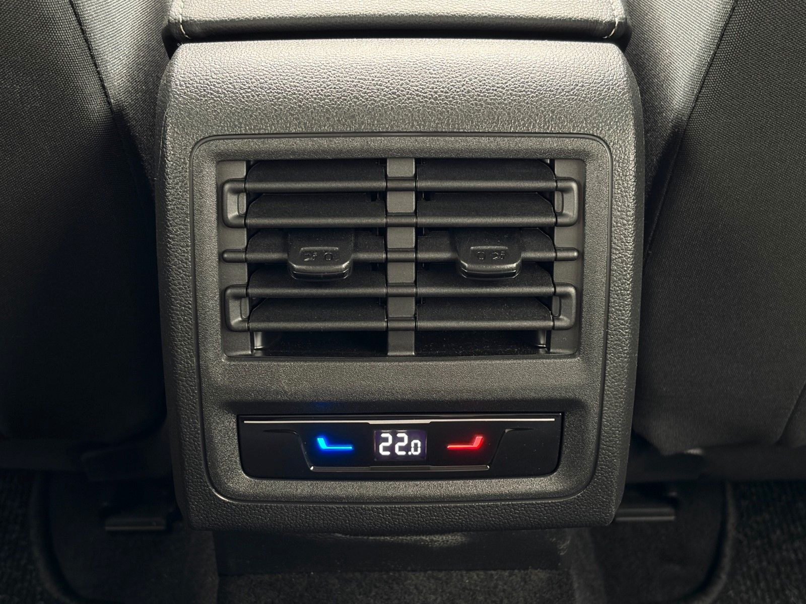 Fahrzeugabbildung Volkswagen Golf VIII Life 1.5 TSI ACC PDC NAV LHZ 3Z-KLIMA