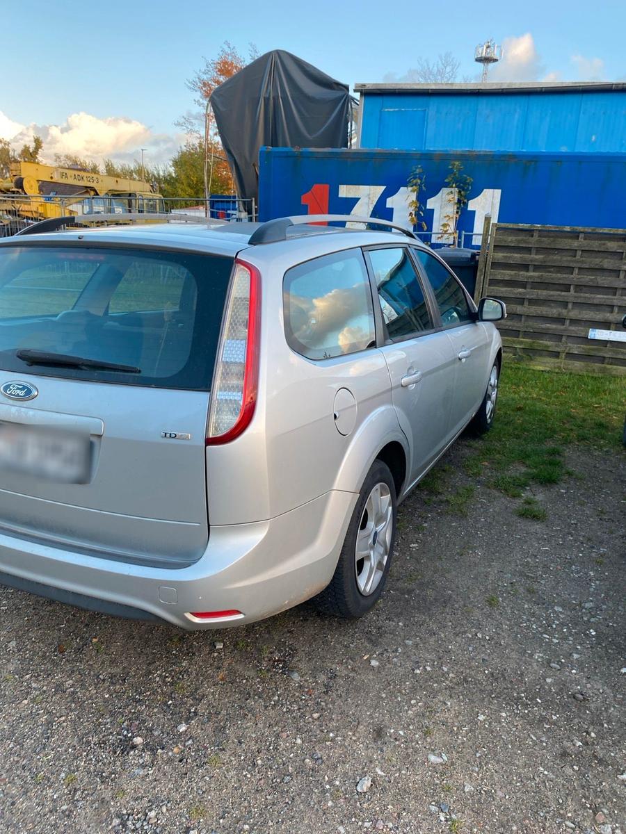 Ford Focus 2010 — салон