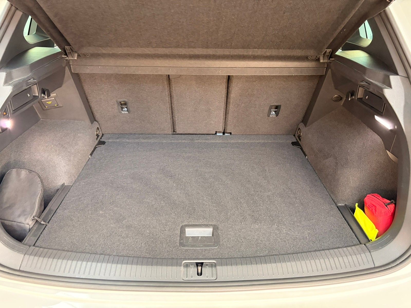 Fahrzeugabbildung Volkswagen Tiguan R 2,0 TSI DSG 4-Motion +AHK + Navi +Leder
