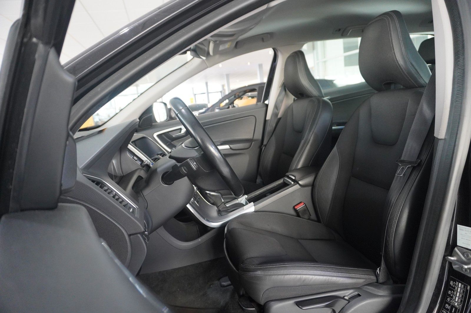 Fahrzeugabbildung Volvo XC 60 MOMENTUM 2WD NAVI/BI-XENON/SHZ/KAMERA/TEMP