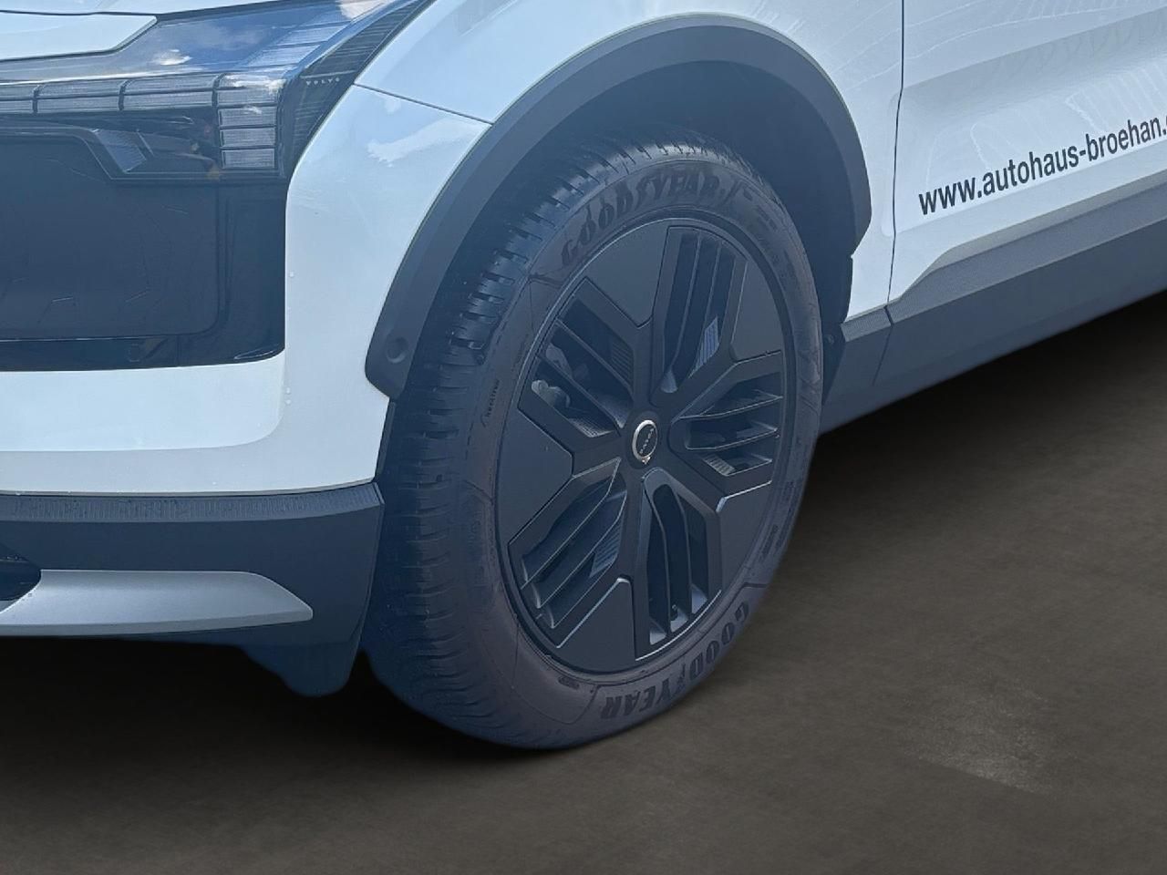 Fahrzeugabbildung Volvo EX30 Cross Country P8 Ultra Performance Pure