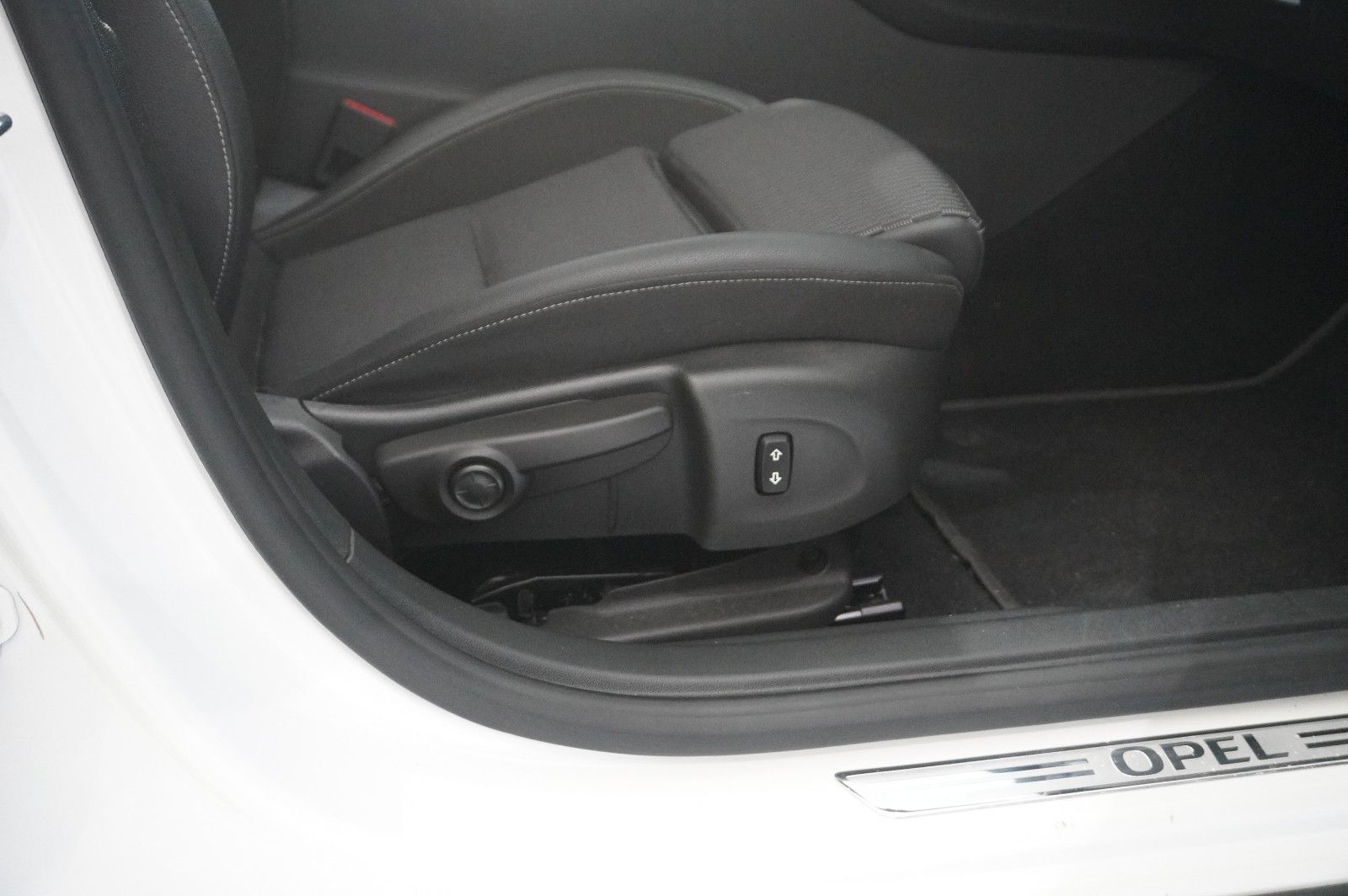 Fahrzeugabbildung Opel Insignia B GS 2.0D INNOV. NAVI/KAMERA/PANO./AHK