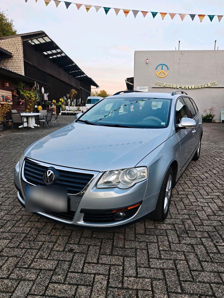 Volkswagen Passat 2010 — rear view