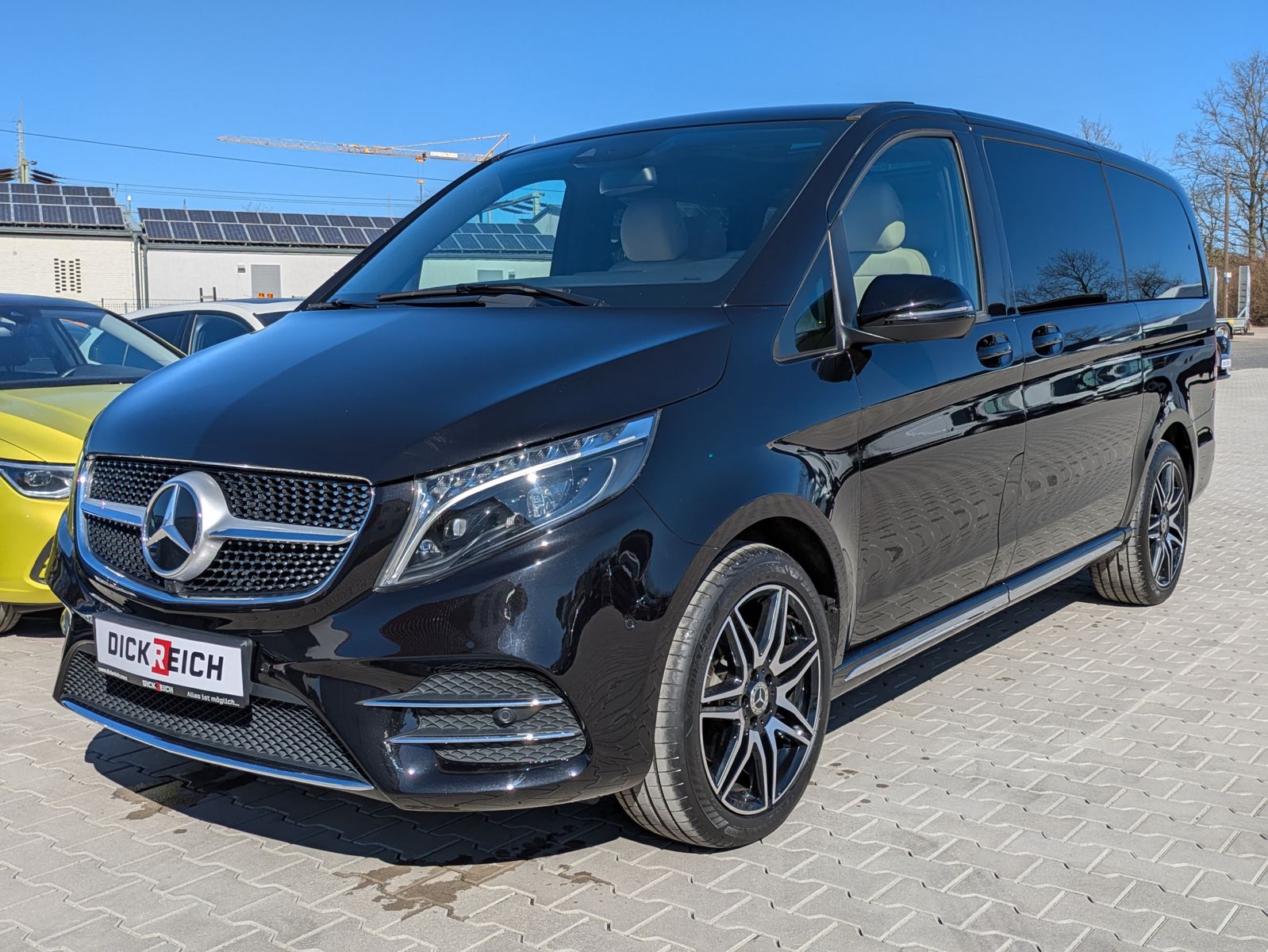 Fahrzeugabbildung Mercedes-Benz V 300 d 4MATIC AMG lang PANO*LED*LEDER*DISTR.