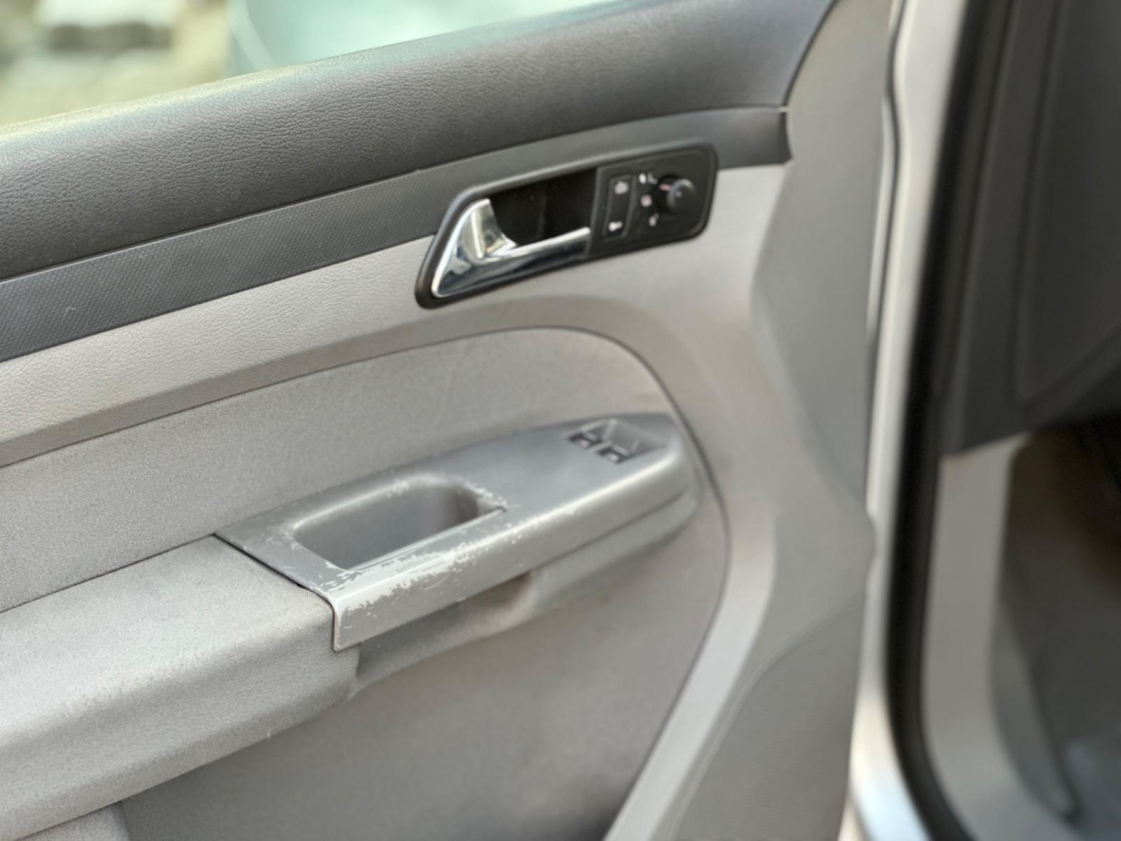 Volkswagen Caddy Life 1,6l Benzin 7Sitze Klima AHK ohne TÜV
