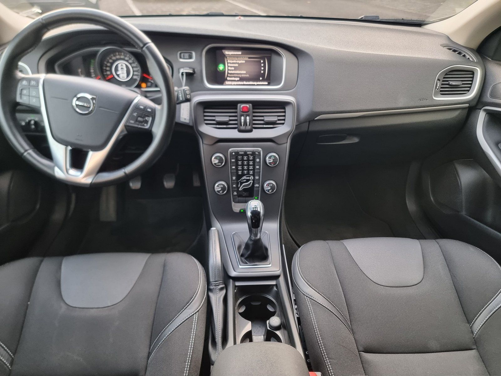 Fahrzeugabbildung Volvo V 40 T2 2.0 Momentum (EURO 6d-TEMP)