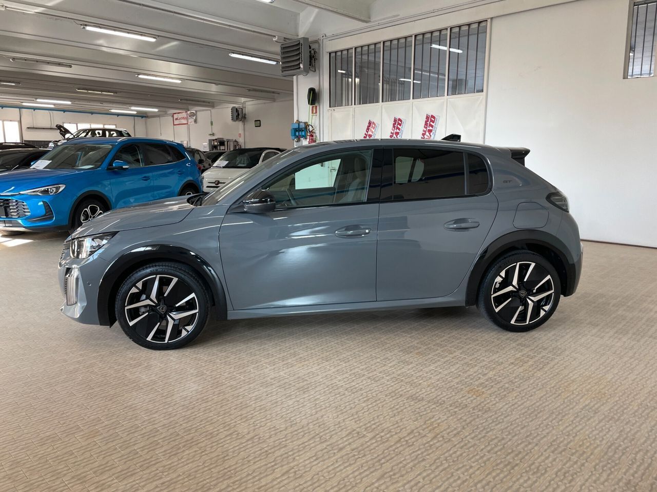 Peugeot 208 Hybrid 145cv e-DCS6 GT 2025 GT auto imagem 3