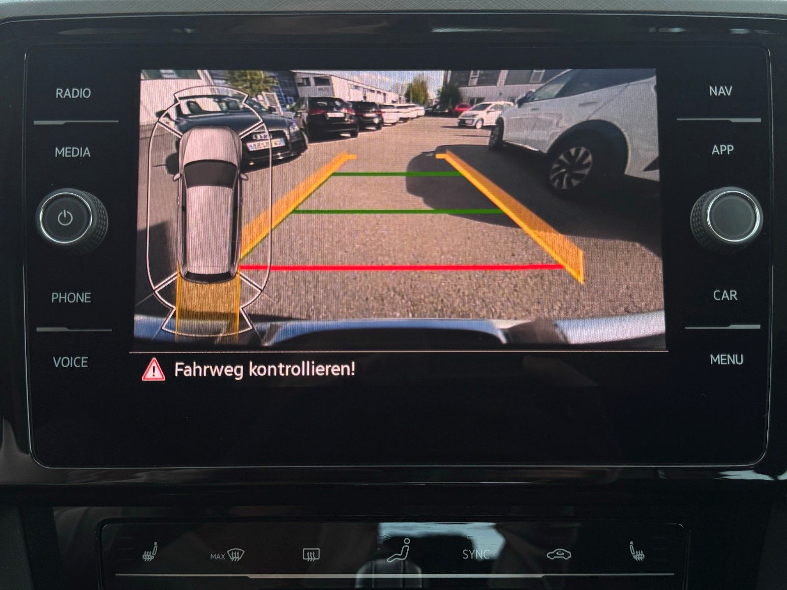Fahrzeugabbildung Volkswagen Passat GTE Massage Kamera LED ACC SHZ