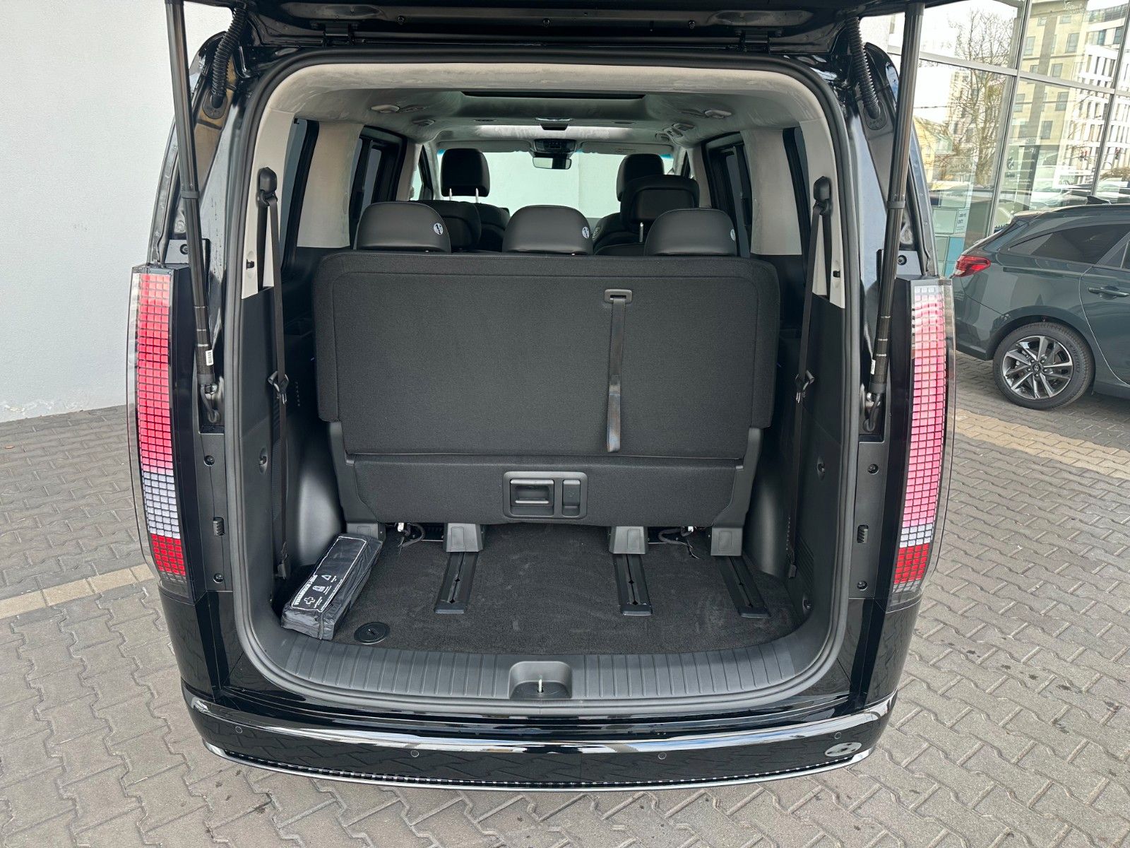 Fahrzeugabbildung Hyundai Staria Signature Hybrid 1.6l 215PS Panorama/Navi