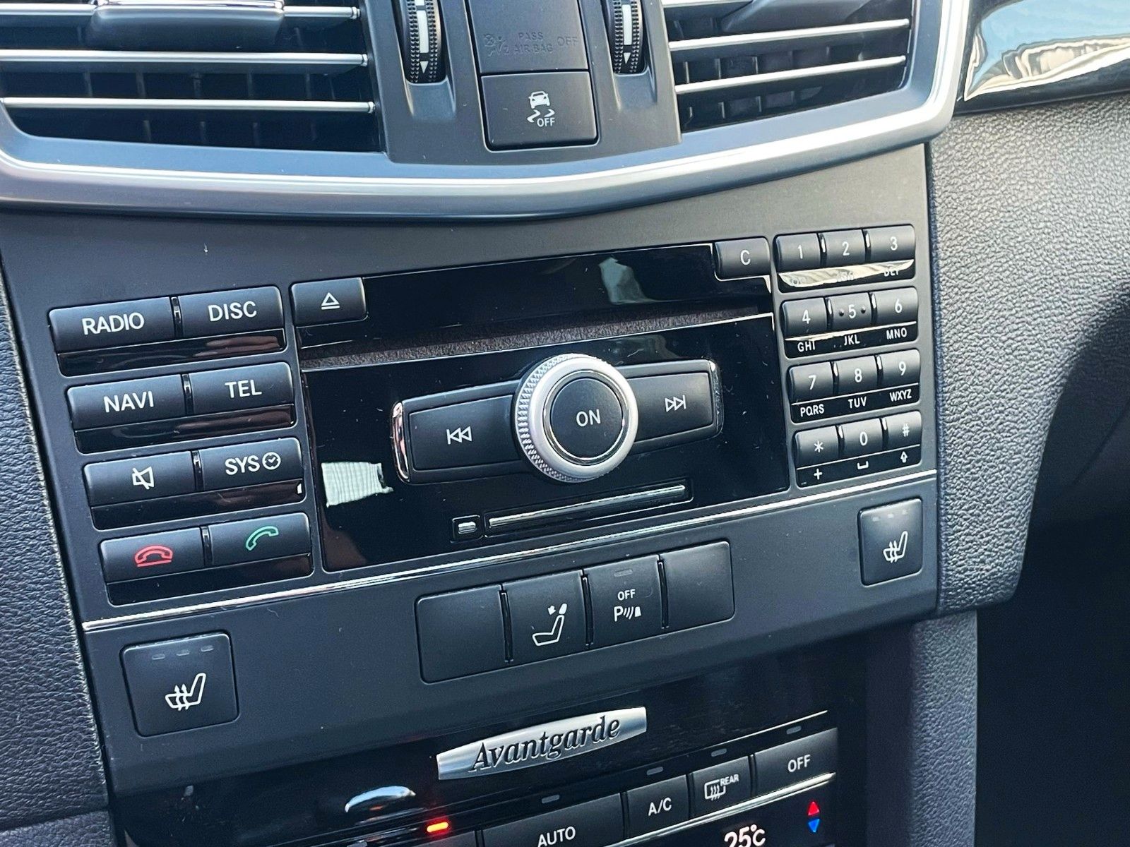 Fahrzeugabbildung Mercedes-Benz E 300 T CDI 7G AUT**AMG**LEDER NAVI GLASSD XENON