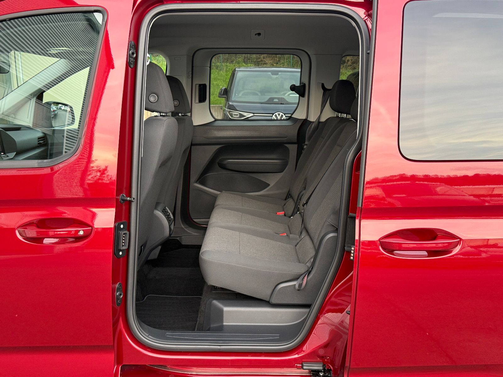 Fahrzeugabbildung Volkswagen Caddy 1.5 TSI AHK GRA Kamera PDC SHZ Lane Assist