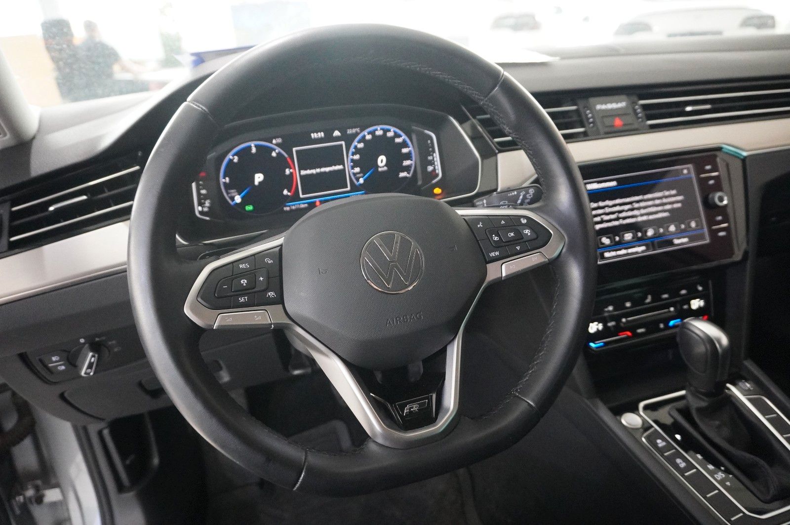 Fahrzeugabbildung Volkswagen Passat VARI. 2.0D R-LINE 4M NAVI/LED/KAMERA/AHK