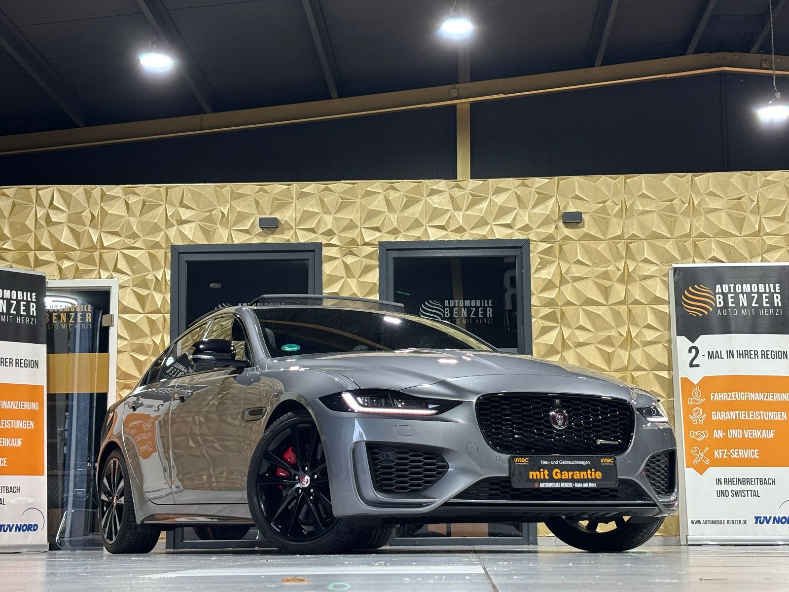 Fahrzeugabbildung Jaguar XE R-Dynamic Black/360''KAM/PANO/EXCLUSIV/MERIDI