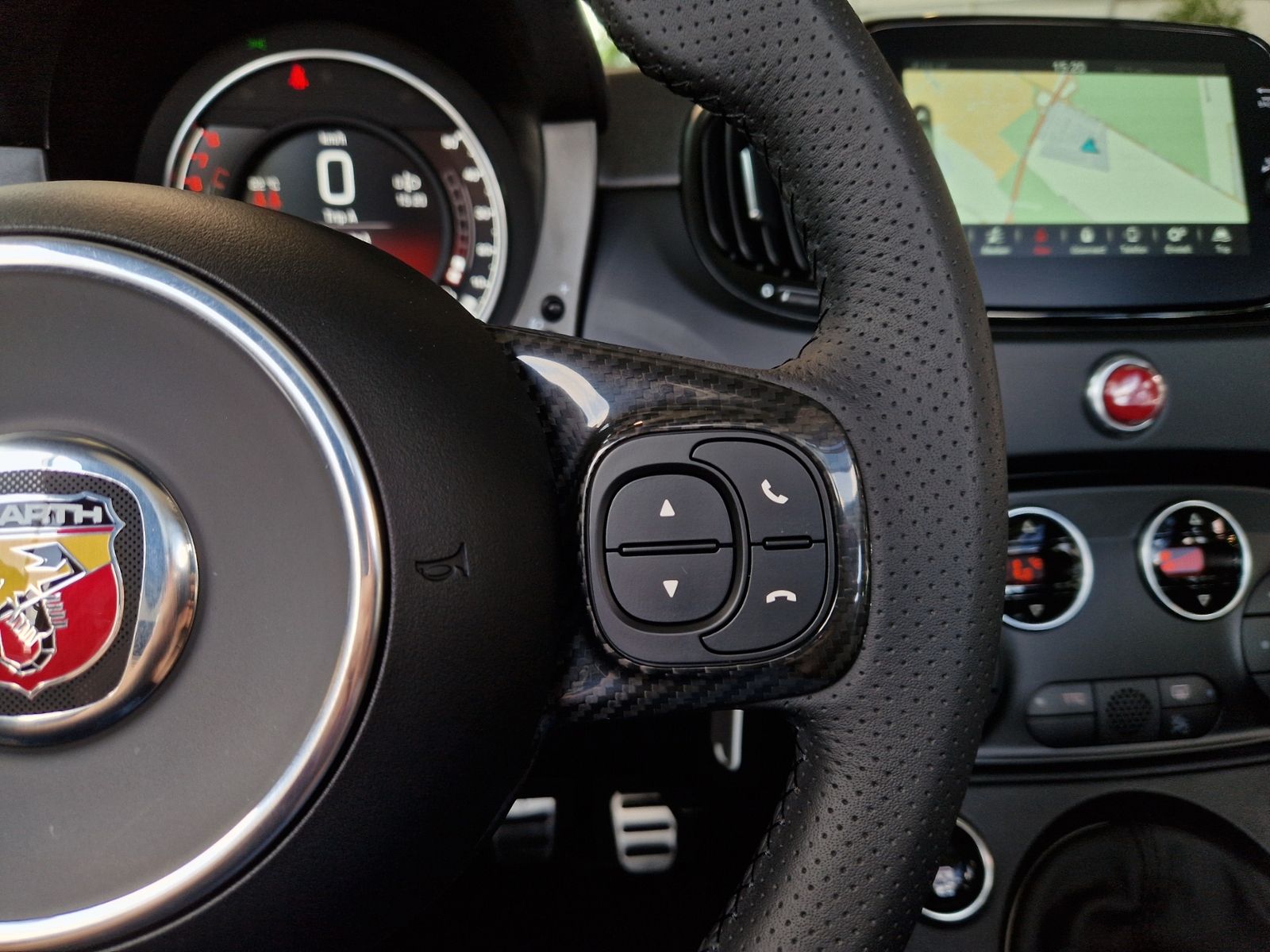 Fahrzeugabbildung Abarth 695C Turismo BEATS NAVI LEDER