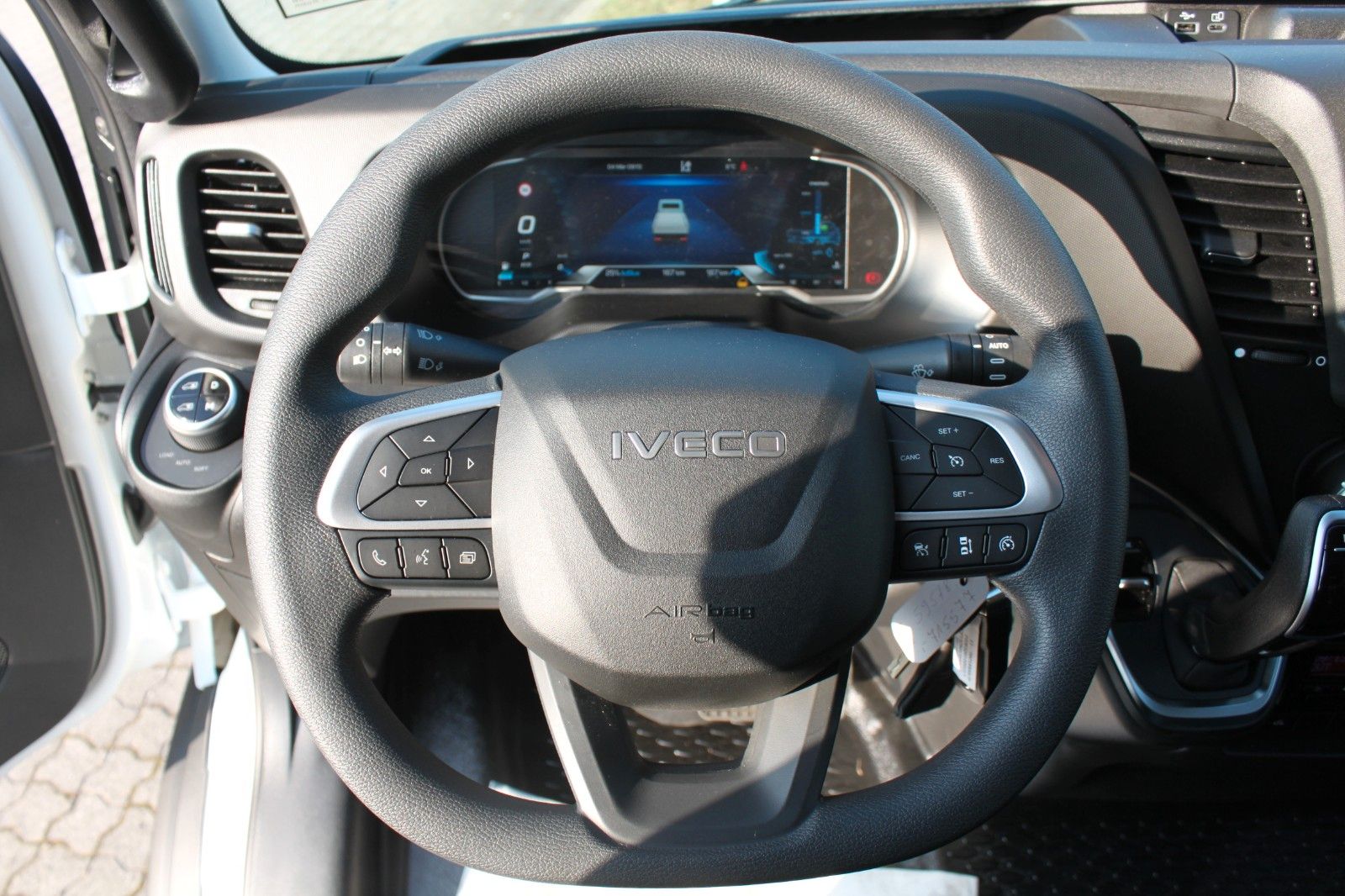 Fahrzeugabbildung Iveco 70C18HA8/P Koffer/LBW/Luftfeder