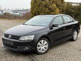 Volkswagen Jetta * AUTOMATIK * LEDER * AHK * - Volkswagen Jetta mit Benzin-Antrieb: Automatik