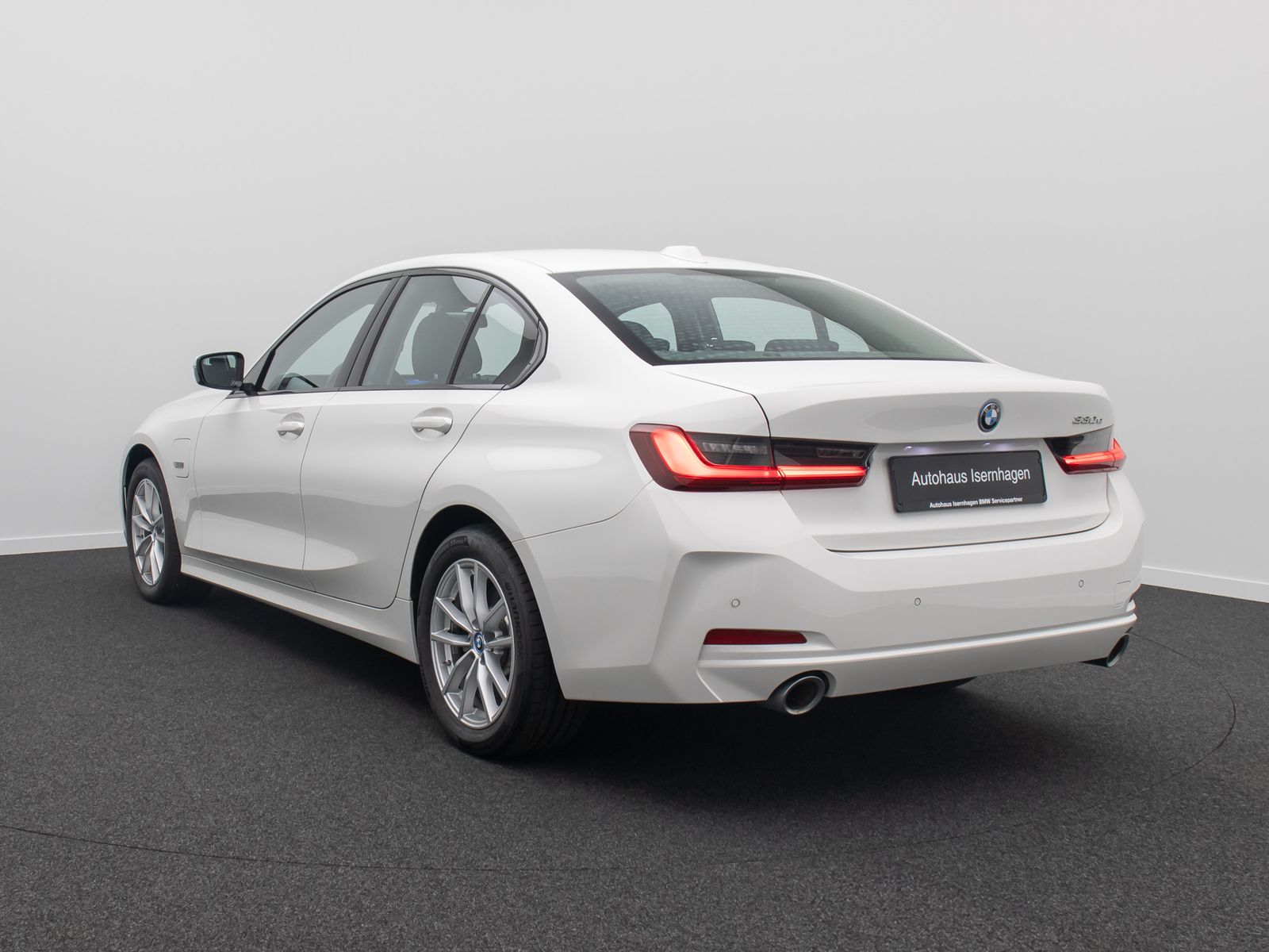 Fahrzeugabbildung BMW 330e GeschwindigReg PDC CockpitPlus DAB Sport