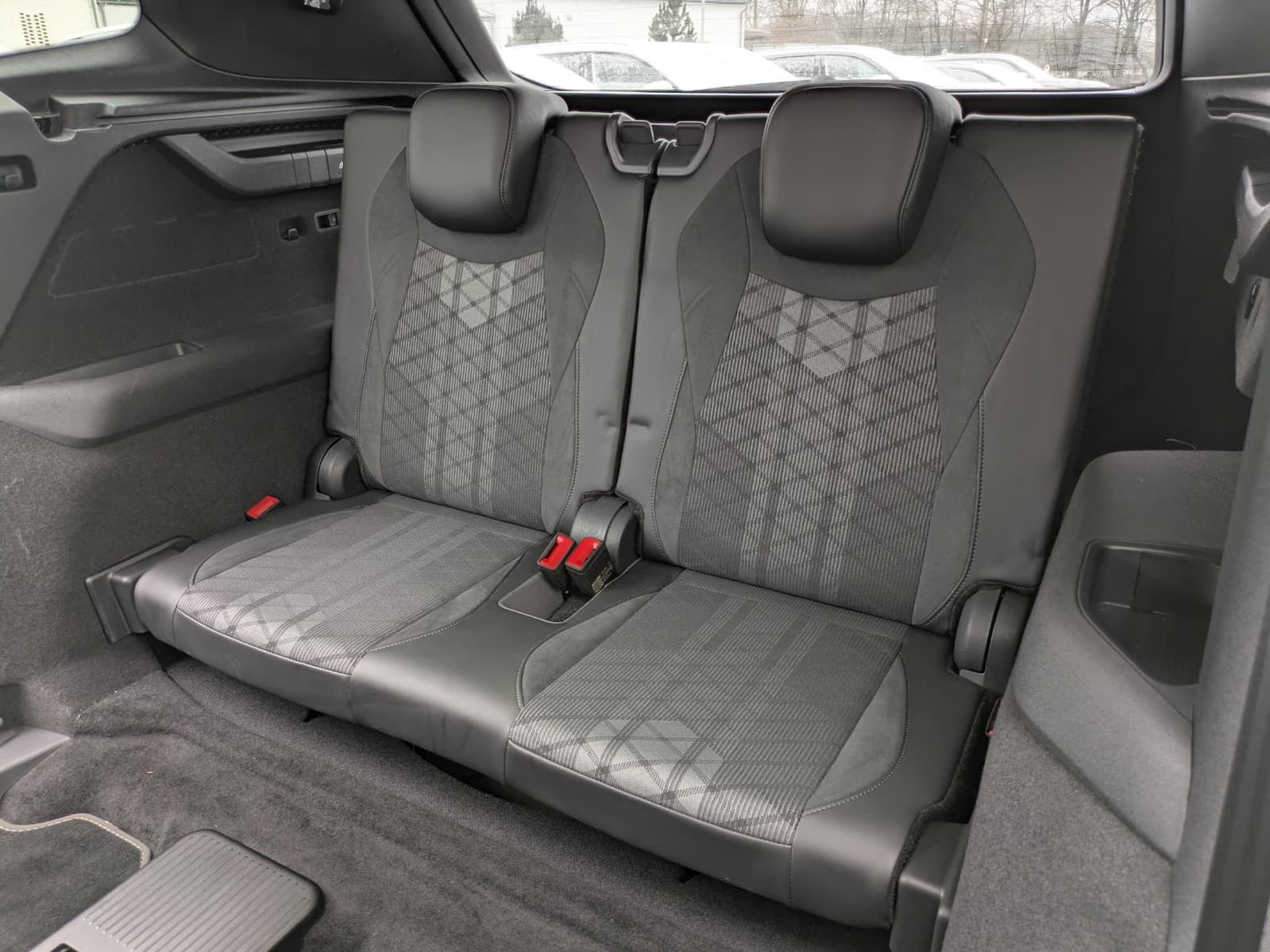 Fahrzeugabbildung Volkswagen Tayron 2.0 TDI 4M R-Line BLACK*7Si*MATRIX*PANO