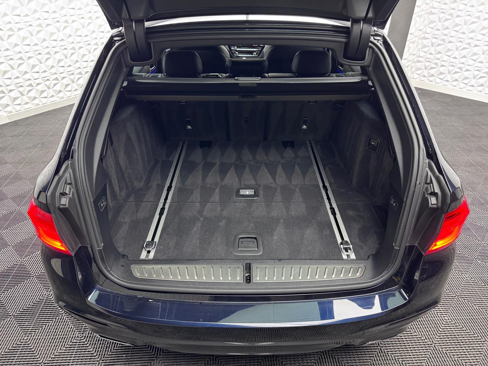 Fahrzeugabbildung BMW 520d M-PAKET/ACC/PANO/HUD/DA+/KEYL/LED/R-CAM/DAB