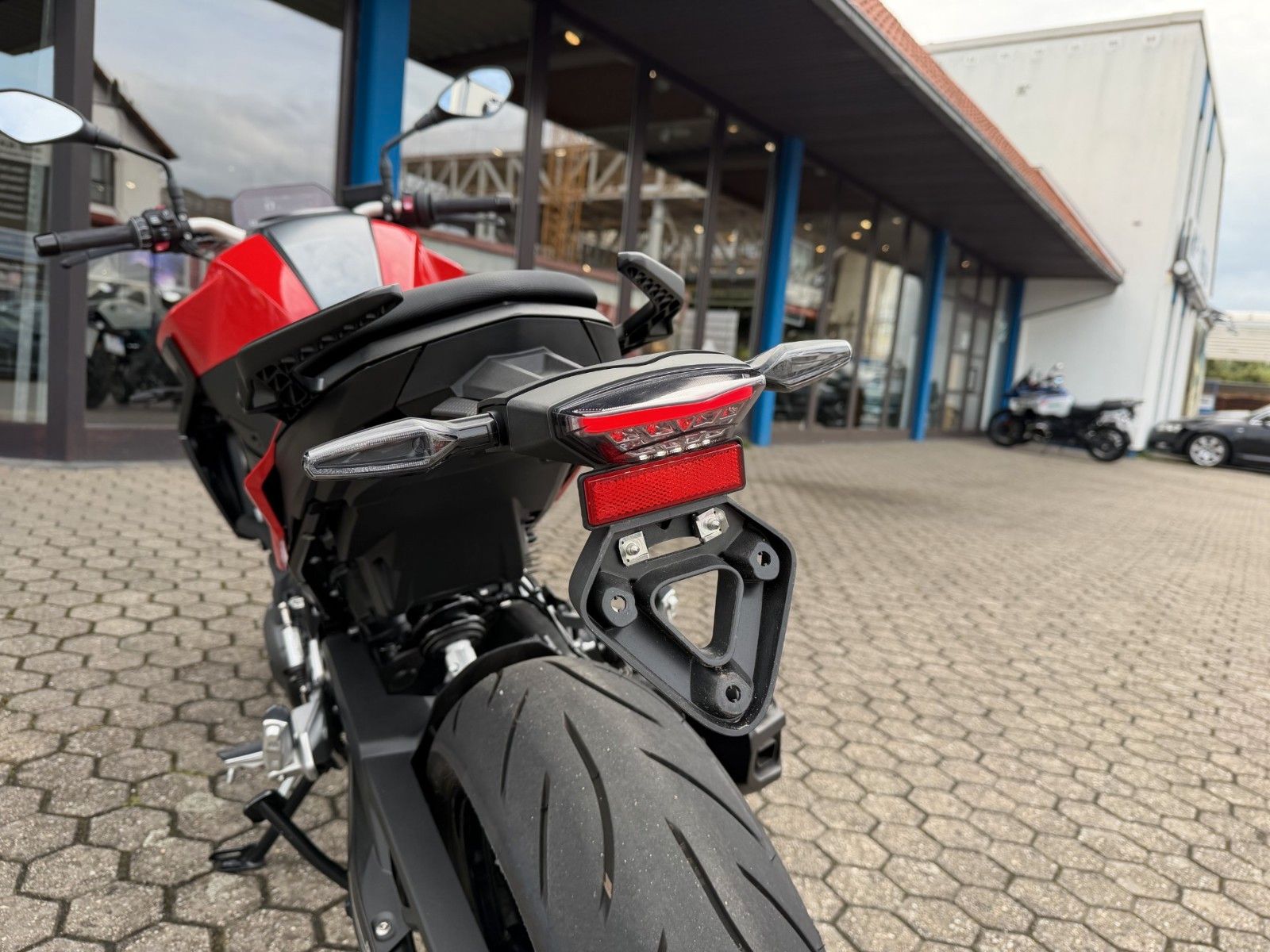 Fahrzeugabbildung BMW F 900 R wie Neu inkl. zubehör.
