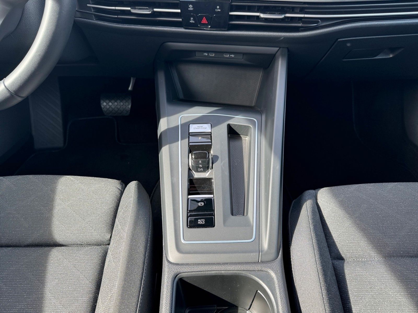 Fahrzeugabbildung Volkswagen Golf VIII Variant Life 1.0 eTSI