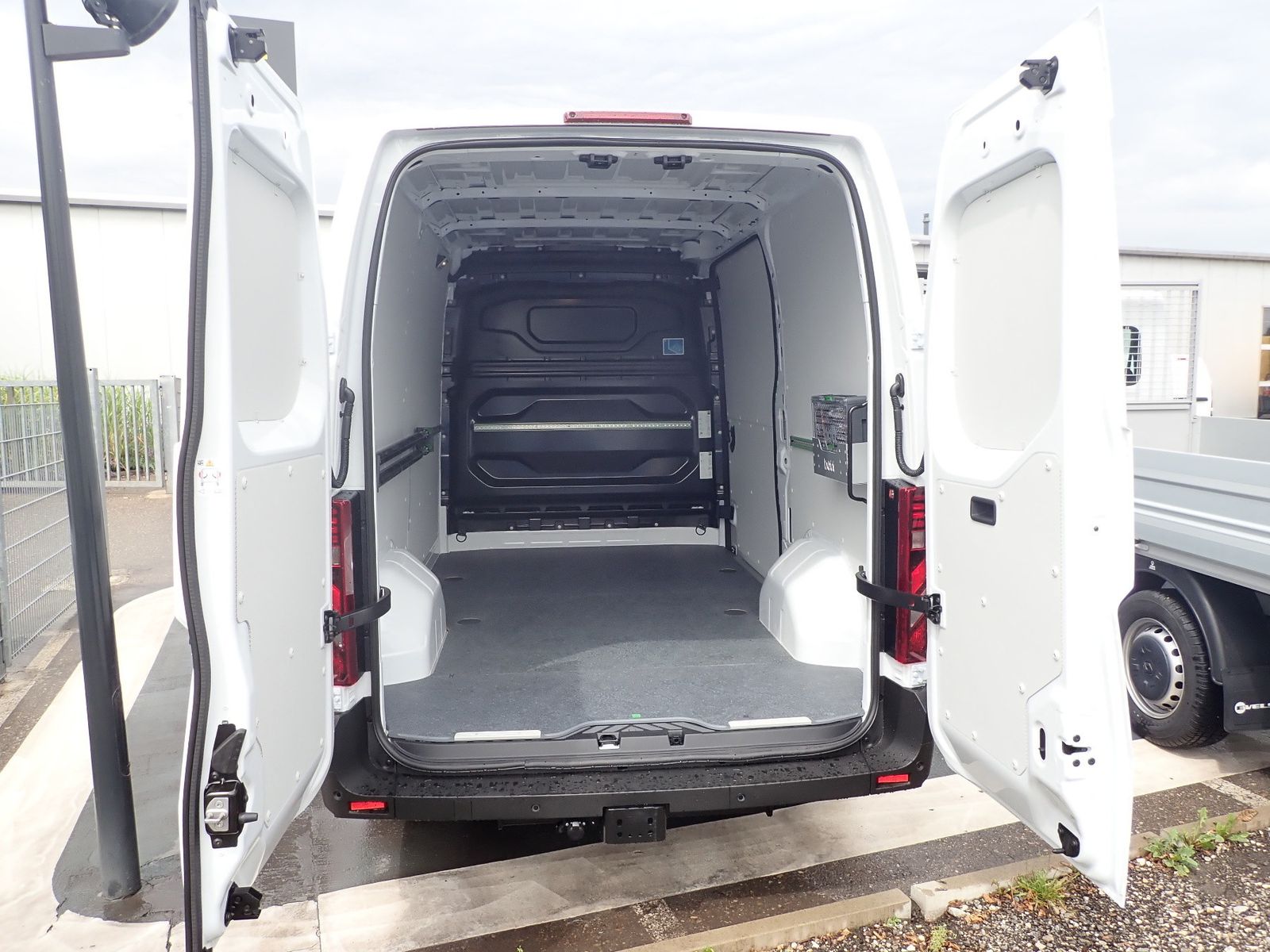 Fahrzeugabbildung Renault Master Kastenwagen FWD Kasten extra L2H2 3,5t Bl