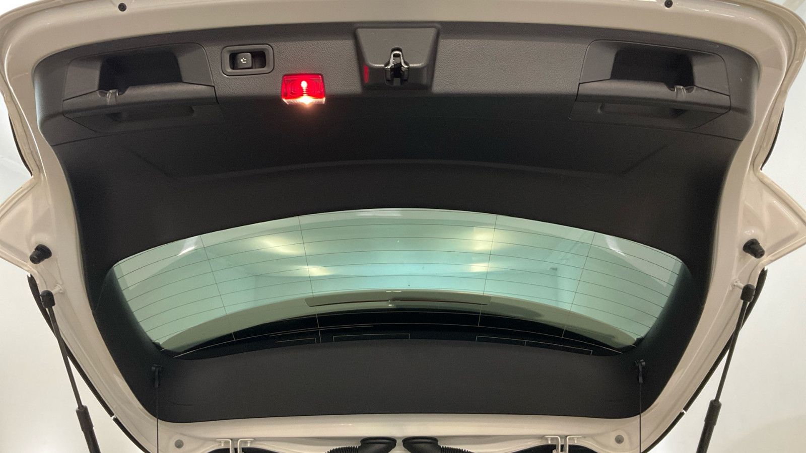 Fahrzeugabbildung Mercedes-Benz A 200d AMG LED BiColor-Leder AHK Ambi Nav Kamera