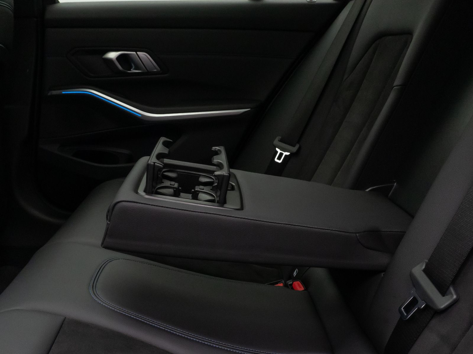 Fahrzeugabbildung BMW 330e M Sport Panorama Kamera Laser HUD DAB HiFi