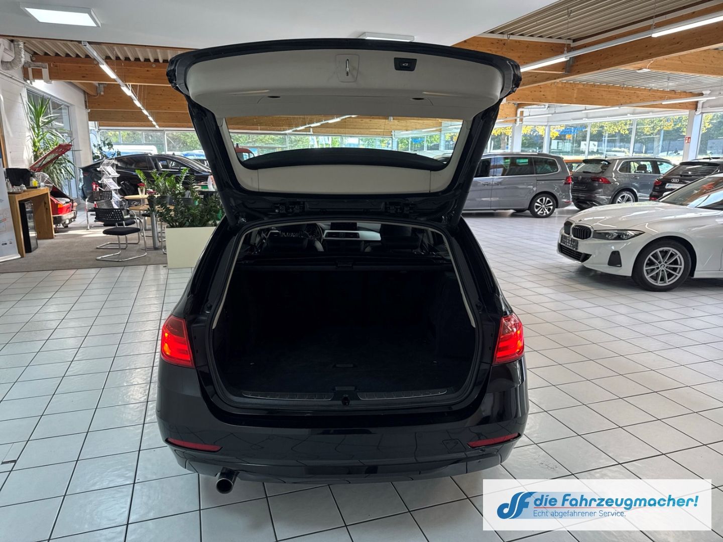 Fahrzeugabbildung BMW 320 dA Touring Navi Soundsy. El. Heckk. *EXPORT