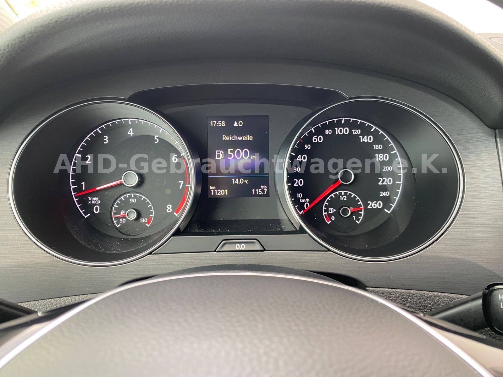 Fahrzeugabbildung Volkswagen Golf Sportsvan VII 1.5 TSI LED Navi PDC Kamera
