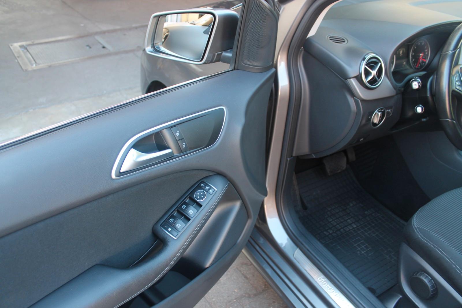 Mercedes-Benz B 180 Style DCT+Wippen*Navi*AHK*PDC*Sitzhzg*Allw