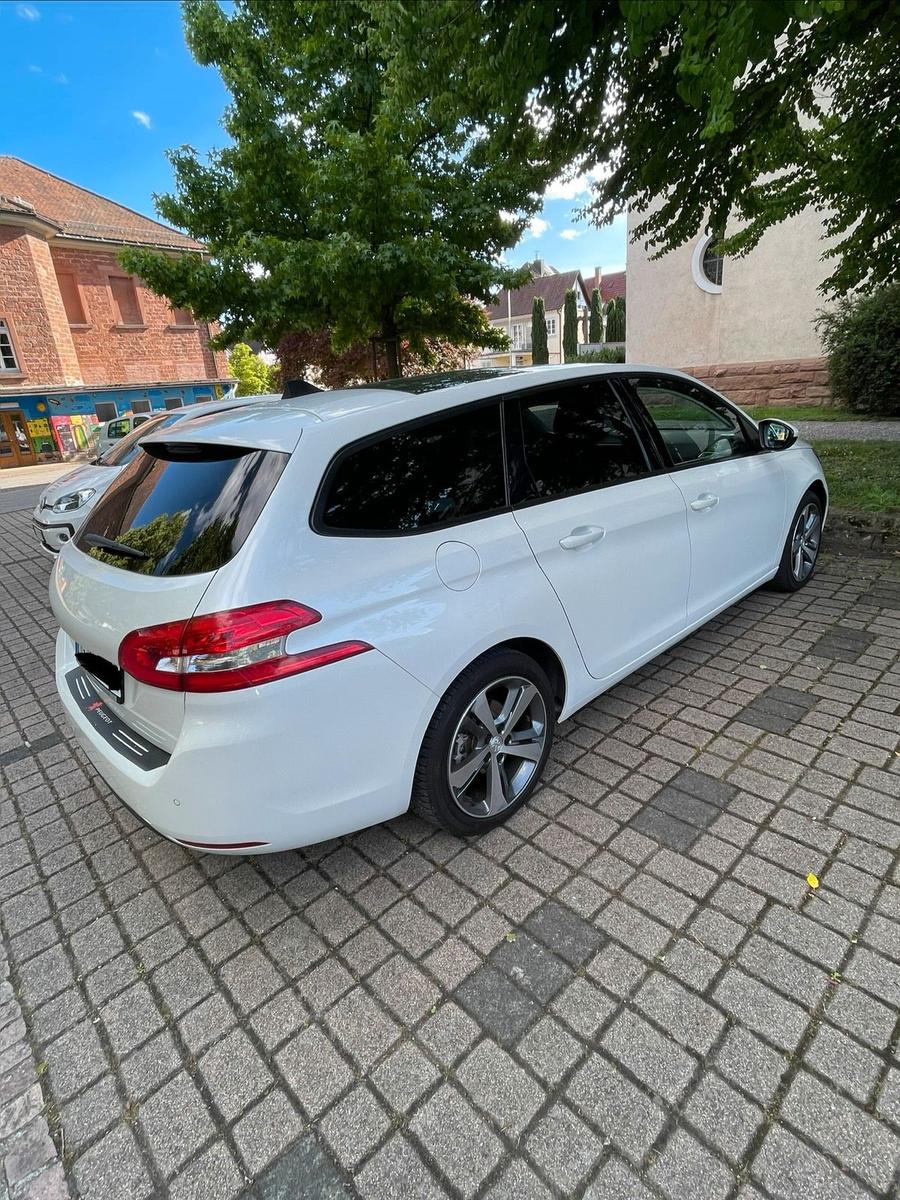 Peugeot 308 2015 — салон