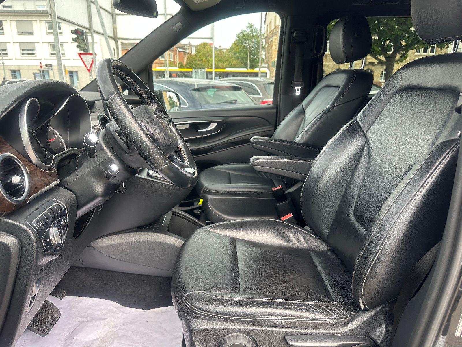 Fahrzeugabbildung Mercedes-Benz V 250d 4MATIC AVANTGARDE*AHK+EXTRA LANG