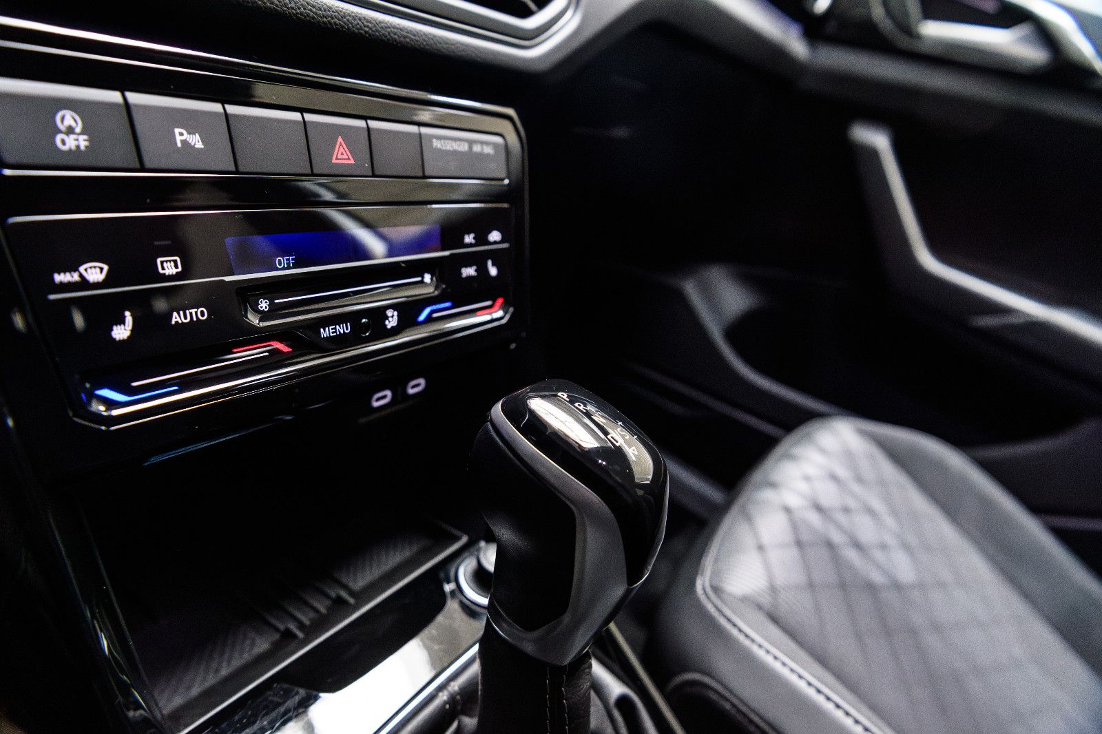 Fahrzeugabbildung Volkswagen T-Cross R-Line 1.5 TSI DSG IQ-LED+AHK+KAMERA+ACC