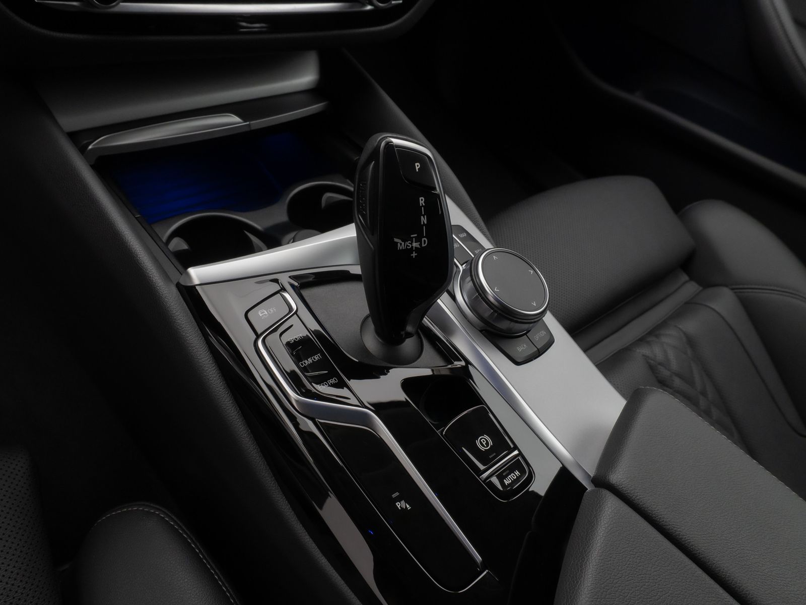Fahrzeugabbildung BMW 520d xD Kamera HUD DAB 4xKlima Sport Leder Alarm