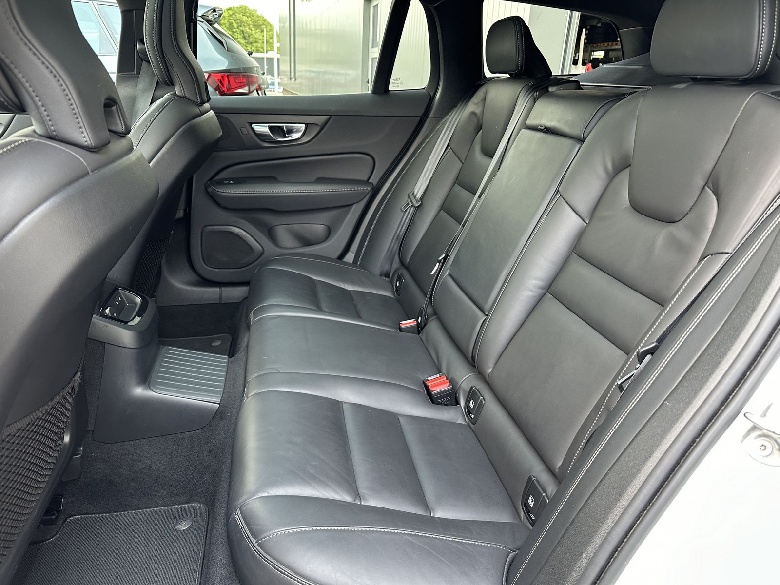 Fahrzeugabbildung Volvo V60 T6 AWD Recharge R-Design NAV+LED+AHK+PANO+VC