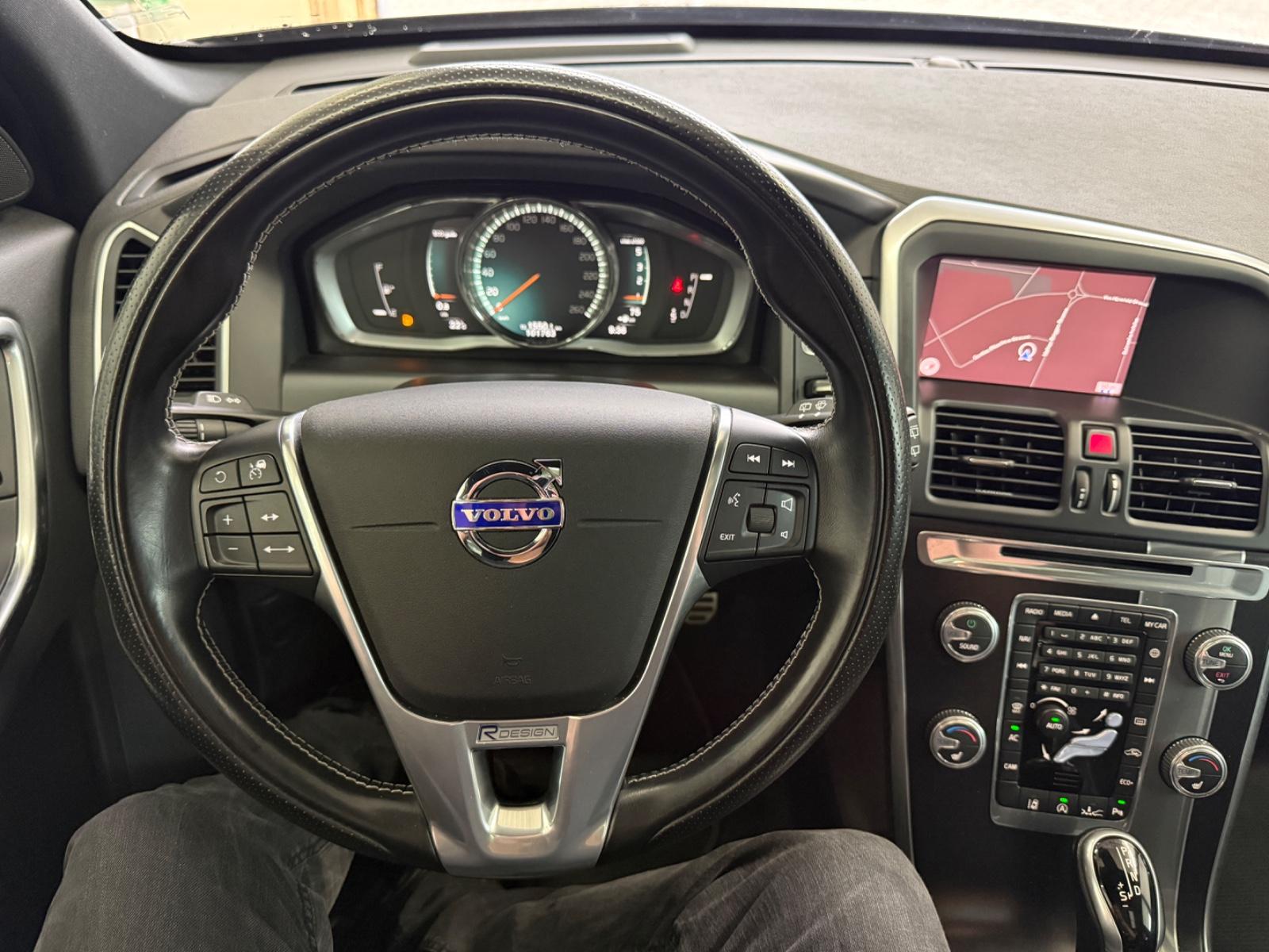 Volvo XC60 2.0 D4*MOMN*R-DSGN*2WD*ACC*PAN*CAM*BI-XN*AH