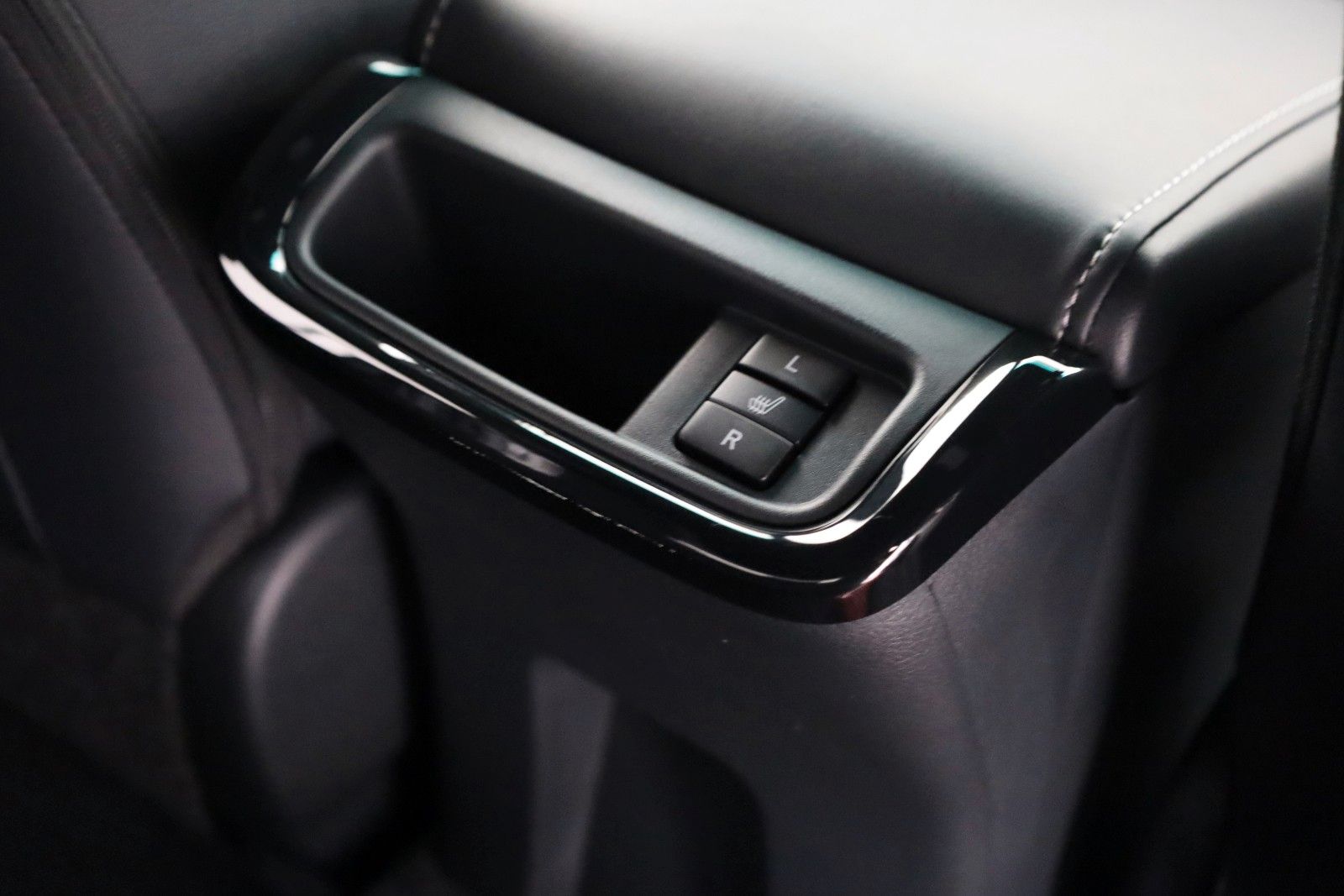 Fahrzeugabbildung Toyota Hilux Sport Invincible ,Navi,Kamera,Rollo