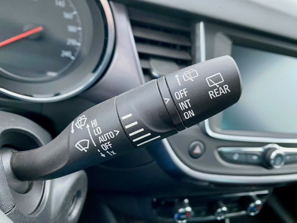 Fahrzeugabbildung Opel Crossland X 1.2 Selection AAC ISOFIX PDC SHZ GRA