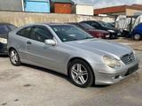 Mercedes-Benz Mercedes C 220 CDI Panoramadach - Mercedes-Benz C 220 aus 2001: Cdi